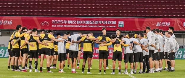 CBA直播与中国足球联赛对比：观看渠道与赛事特色